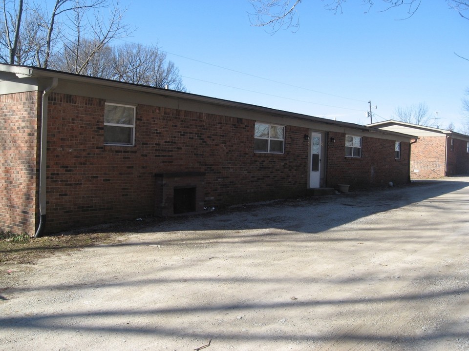 2215-2239 N PR 470 W in Shelbyville, IN - Building Photo