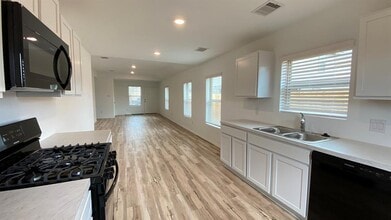 180 Kelly St in Angleton, TX - Building Photo - Building Photo