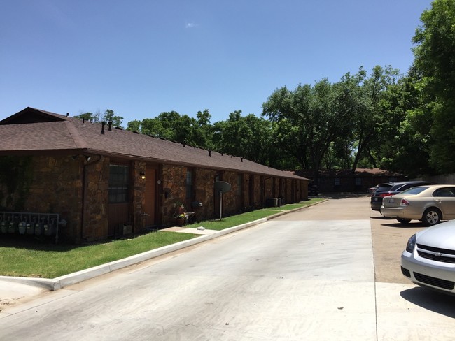 13th Street Apartments in Bartlesville, OK - Building Photo - Building Photo