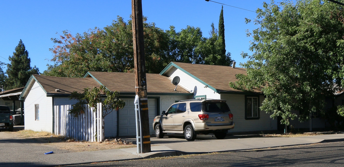 232 Floyd Ave in Modesto, CA - Building Photo