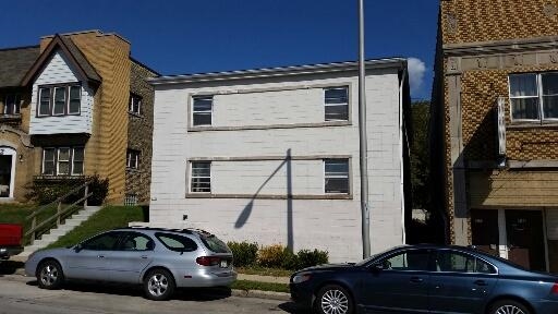 6112 W Burnham St in West Allis, WI - Building Photo