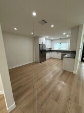 237 N Kenwood St, Unit B in Glendale, CA - Foto de edificio - Building Photo