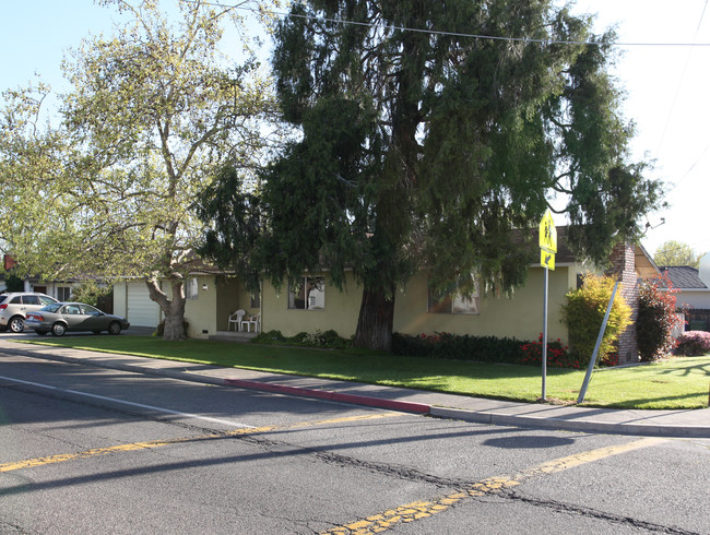 1222 Colorado Ave in Turlock, CA - Foto de edificio - Building Photo