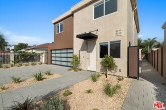 15207 Morrison St in Los Angeles, CA - Building Photo - Building Photo