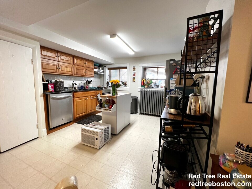 1752 Beacon St, Unit 10 in Brookline, MA - Building Photo