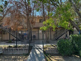 42737 42nd St W in Quartz Hill, CA - Building Photo