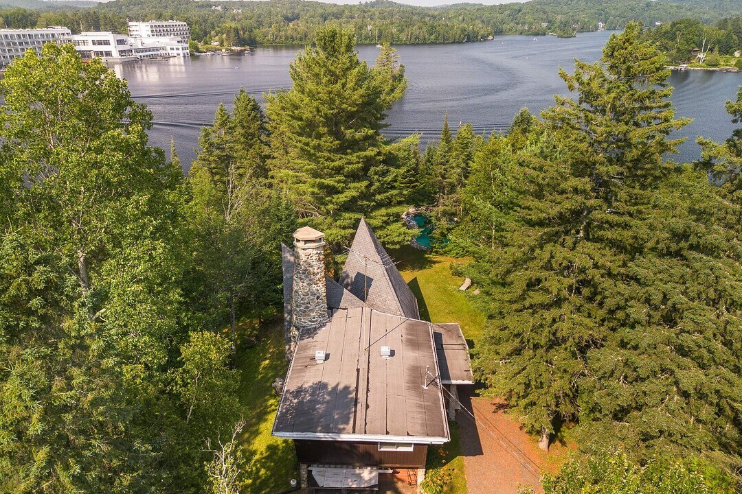 8 Pl. d'Artois in Estérel, QC - Building Photo