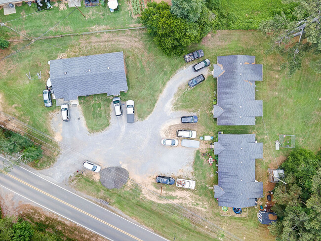 715 Houston Valley Rd in Tunnel Hill, GA - Foto de edificio - Building Photo