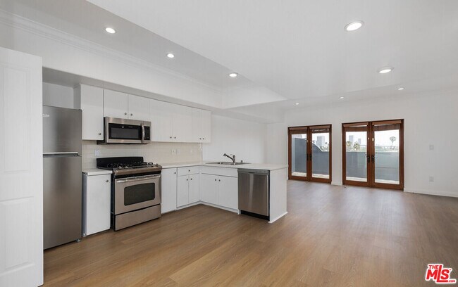property at 930 S Robertson Blvd