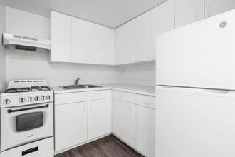 77 Fulton St, Unit 4D in New York, NY - Foto de edificio - Building Photo