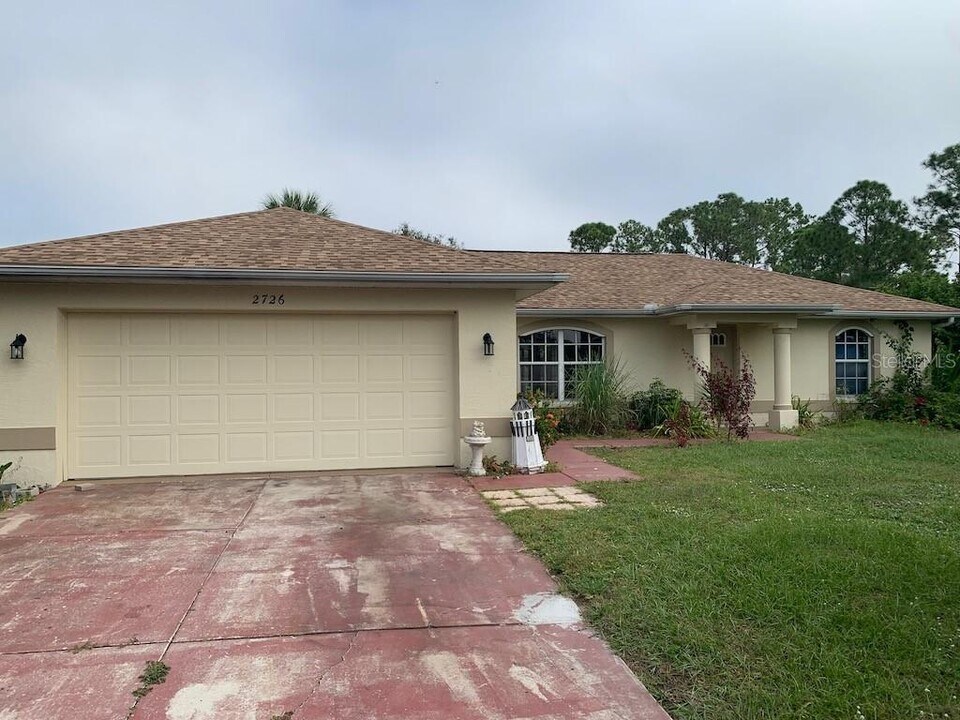 2726 Morrietta Ln in North Port, FL - Building Photo