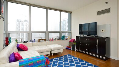 330 W Grand Ave in Chicago, IL - Building Photo - Building Photo