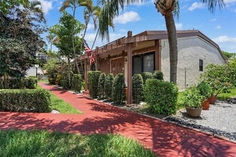 2751 Parkview Dr S in Hallandale Beach, FL - Building Photo - Building Photo