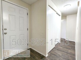 10058 SW Garrett St in Portland, OR - Building Photo