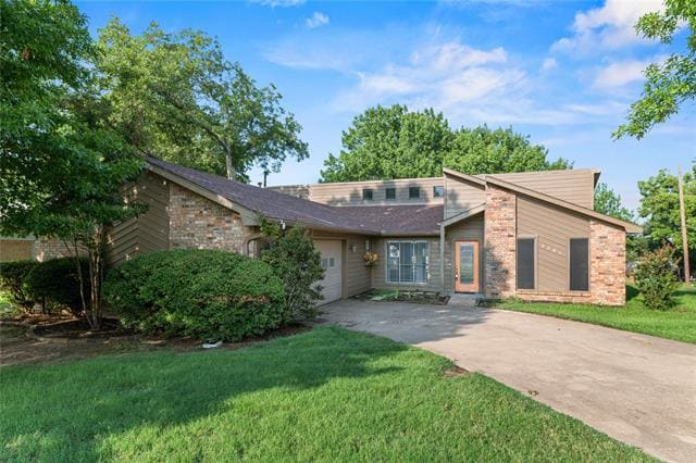 2001 Oak Creek Dr in Sherman, TX - Building Photo - Building Photo