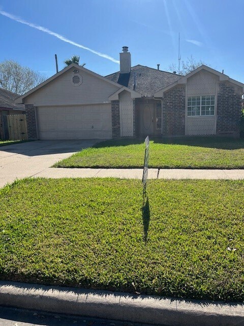 2526 Doverglen Dr in Missouri City, TX - Building Photo