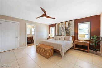 648 96th Ave N in Naples, FL - Foto de edificio - Building Photo