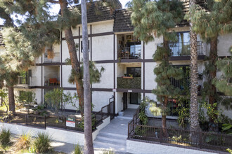 1559 Winona Blvd in Los Angeles, CA - Foto de edificio - Building Photo