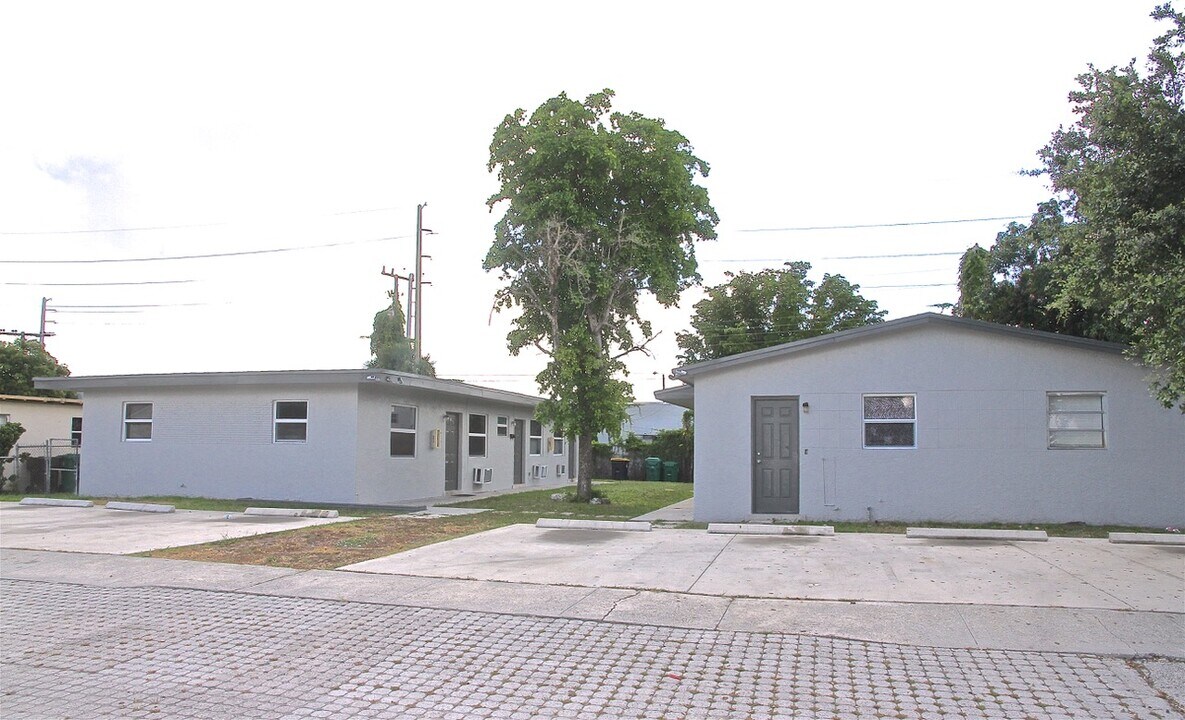 309 Phippen Waiters Rd in Dania Beach, FL - Foto de edificio