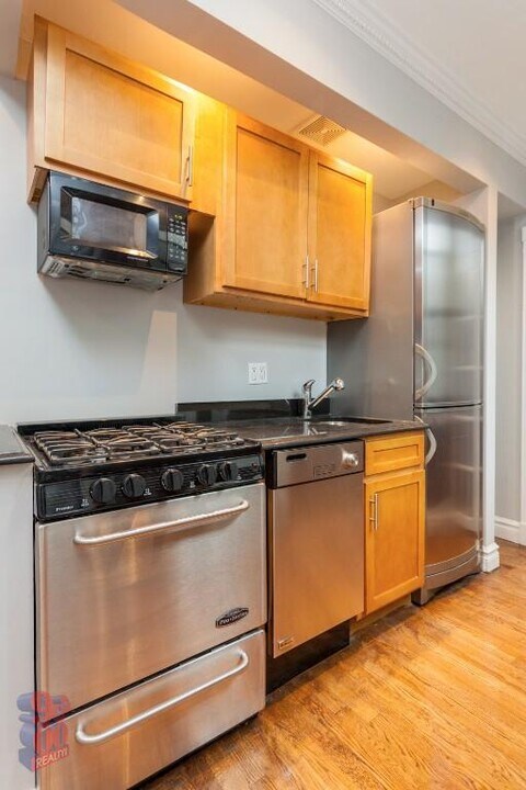 410 E 13th St in New York, NY - Building Photo