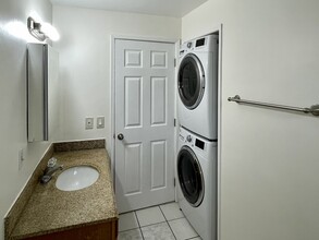 4553 Huntington Dr N in Los Angeles, CA - Building Photo - Building Photo