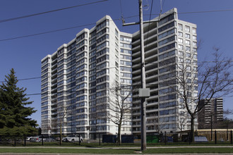 1121 Steeles Ave W in Toronto, ON - Building Photo - Building Photo