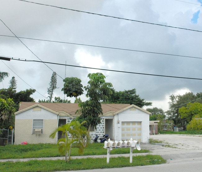 5212 SW 23rd St in Hollywood, FL - Foto de edificio - Building Photo