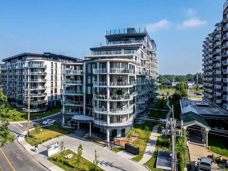 32 Lakeshore in Pointe-claire, QC - Building Photo