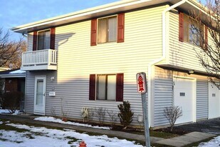 1306 Forestdale Ct in Schaumburg, IL - Building Photo