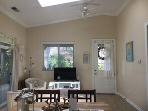 12743 Larchmont St in Poway, CA - Foto de edificio - Building Photo