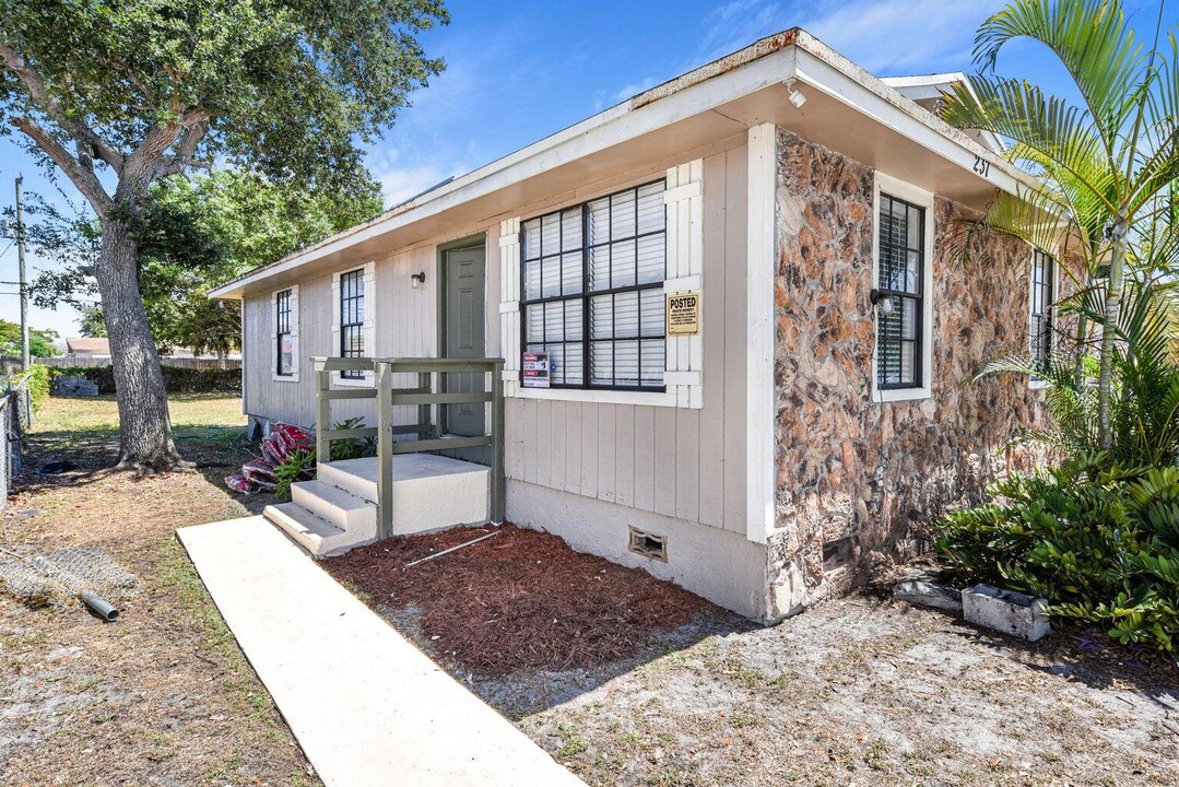237 SW 11th Ave in Delray Beach, FL - Building Photo