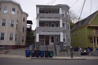 33 Hancock St, Unit 2 in Somerville, MA - Foto de edificio - Building Photo