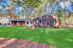 7 Canterbury Ct in East Setauket, NY - Building Photo