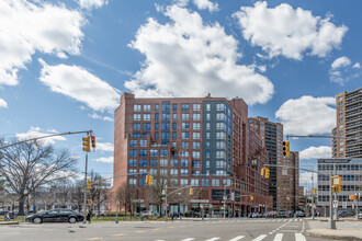 The Yellowstone in Forest Hills, NY - Foto de edificio - Building Photo