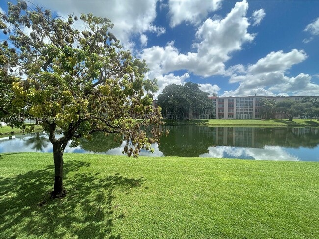 1080 Del Lago Cir in Sunrise, FL - Building Photo - Building Photo