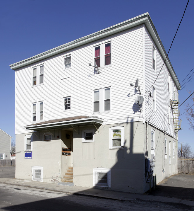 27 Sylvian St in Central Falls, RI - Foto de edificio