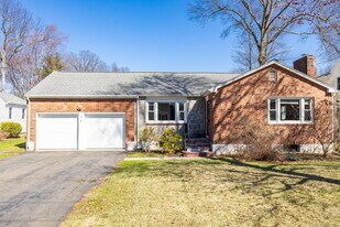 72 Mohegan Dr in West Hartford, CT - Building Photo