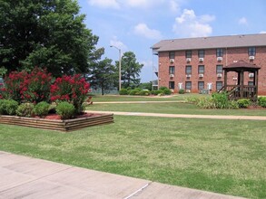 Village Square in Russellville, AL - Building Photo - Building Photo