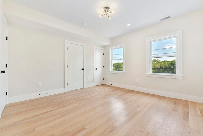 184 Paris St-Unit -2 in Boston, MA - Building Photo - Building Photo
