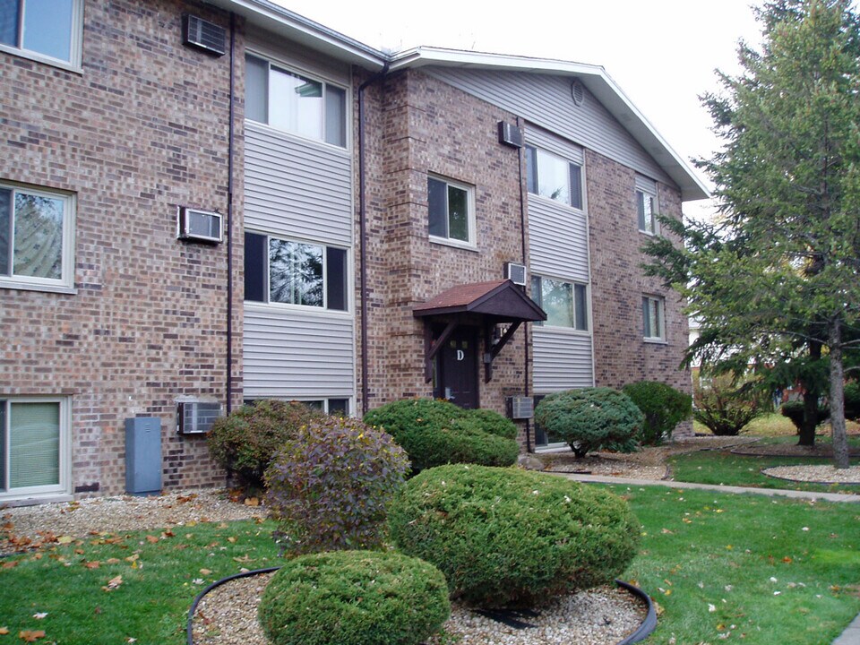 125 Twin Oaks Dr, Unit 318 in Joliet, IL - Building Photo