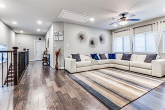 6867 Prompton Bnd in Irving, TX - Foto de edificio - Building Photo