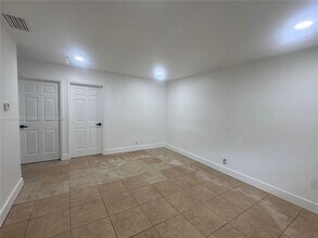 221 NE 40th St in Oakland Park, FL - Foto de edificio - Building Photo