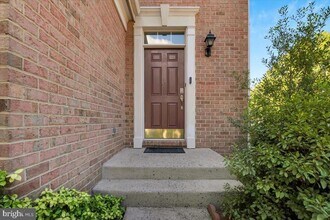 6721 Sycamore Park Dr in Haymarket, VA - Foto de edificio - Building Photo