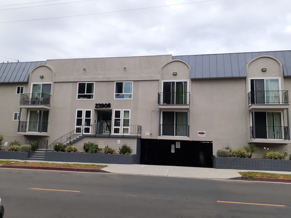 23906 Ocean Ave in Torrance, CA - Building Photo