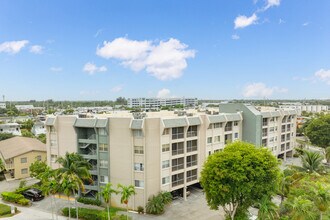 Spencer Place Condominium in West Palm Beach, FL - Building Photo - Building Photo