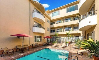 1221 Kings Rd in West Hollywood, CA - Building Photo