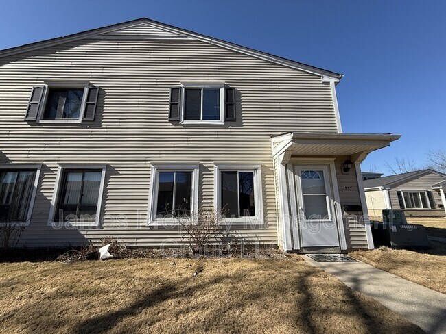 1557 Quaker Ln in Prospect Heights, IL - Foto de edificio - Building Photo