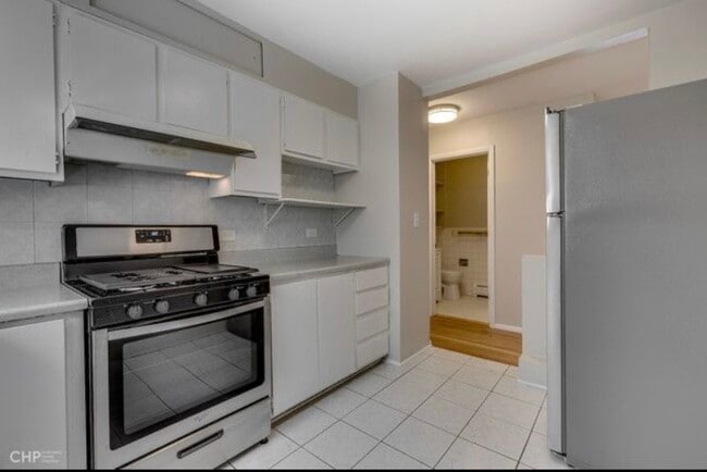 6970 N Ashland Ave, Unit 2C in Chicago, IL - Building Photo - Building Photo