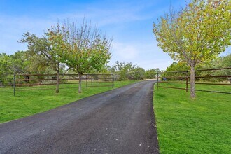 680 S Oak Forest Dr in Dripping Springs, TX - Building Photo - Building Photo