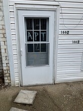 166 N Lancaster St, Unit 2 in Athens, OH - Foto de edificio - Building Photo